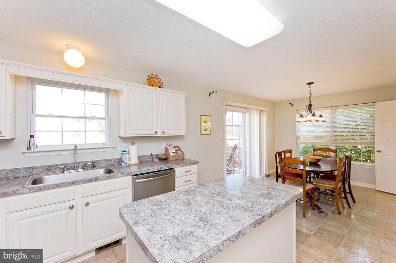 Building Photo - 2079 Honeysuckle Ln