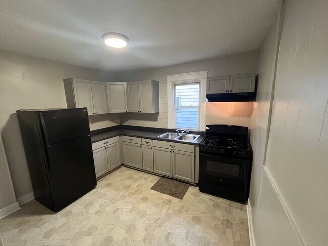 Building Photo - Spacious 3-Bedroom Home with Basement – Available NOW! – $1400/month