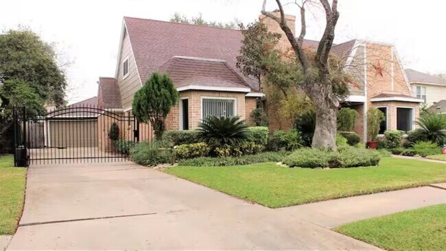 Building Photo - 11418 Chevy Chase Dr