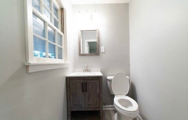 Master Room Half Bath - 1728 Forrest Dr