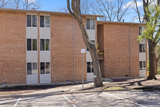 Building Photo - 5821 Oakwood Dr