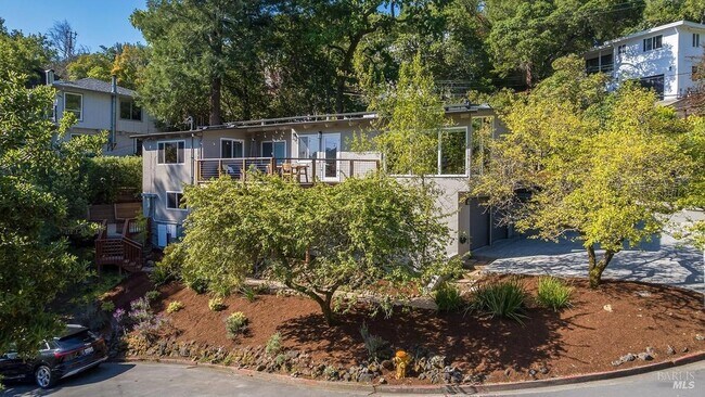 Building Photo - 5 Oak Springs Dr