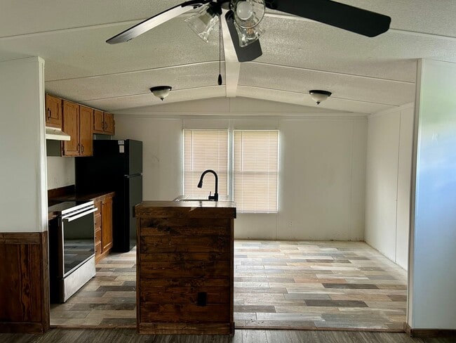 Building Photo - 2 Bed 1 Bath Mobile Home on large lot