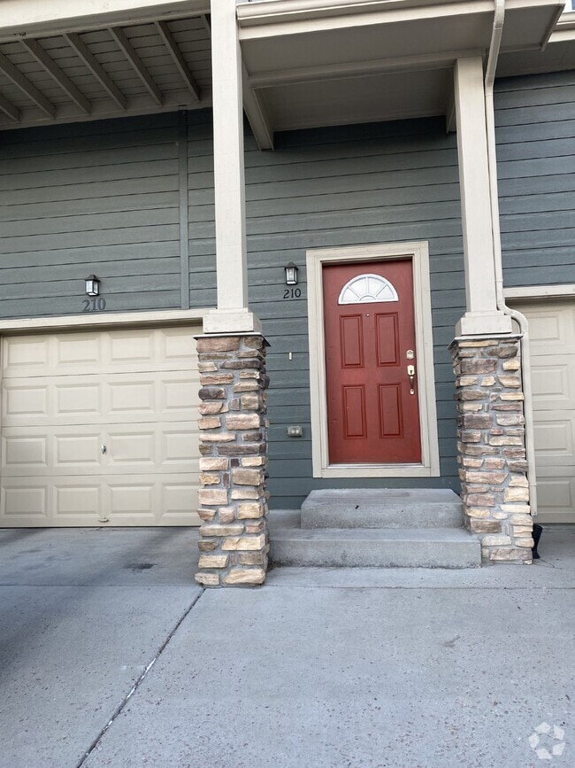 Building Photo - 2 Bedroom - Monetrey