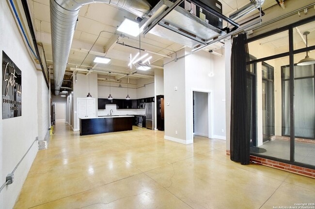 Building Photo - 3363 E Commerce St