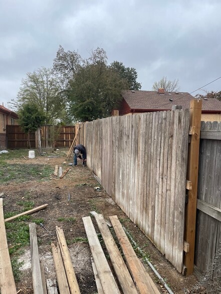privacy fence - 1995 Kingston St