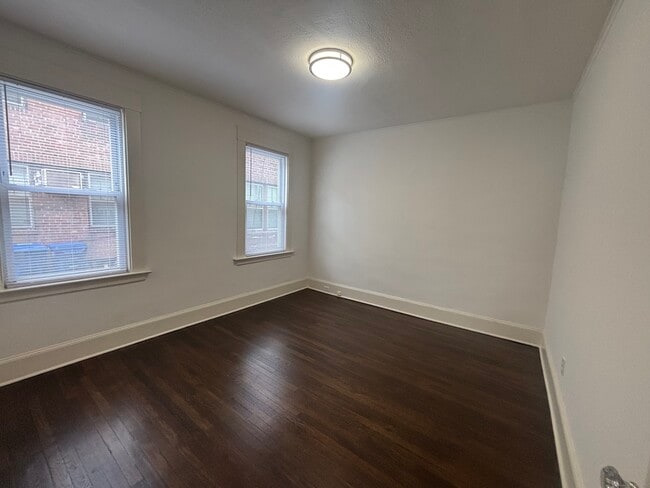Building Photo - 160 Elm St