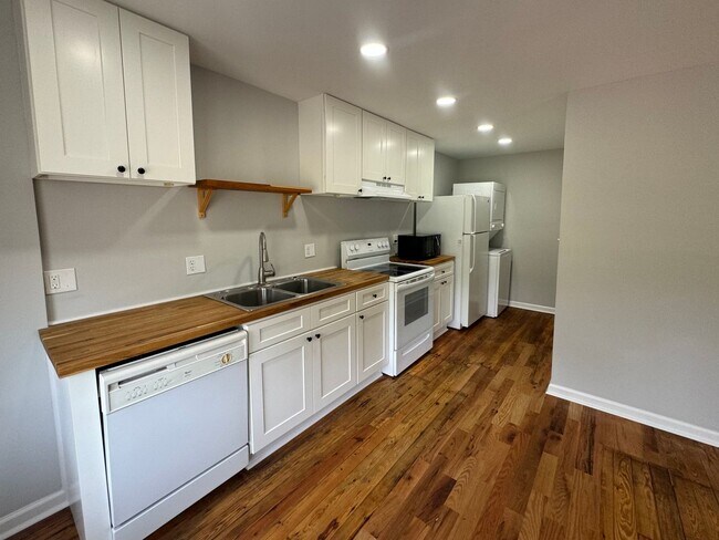 Building Photo - 1 Bedroom with water and electric included close to downtown Morganton!
