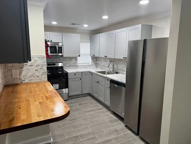 Building Photo - NEWLY REBUILT ONE LEVEL LIVING SPACE