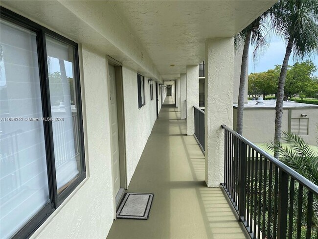 Building Photo - 2205 S Cypress Bend Dr