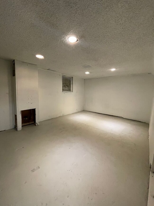 Building Photo - 3 Bedroom 1 Bath Home