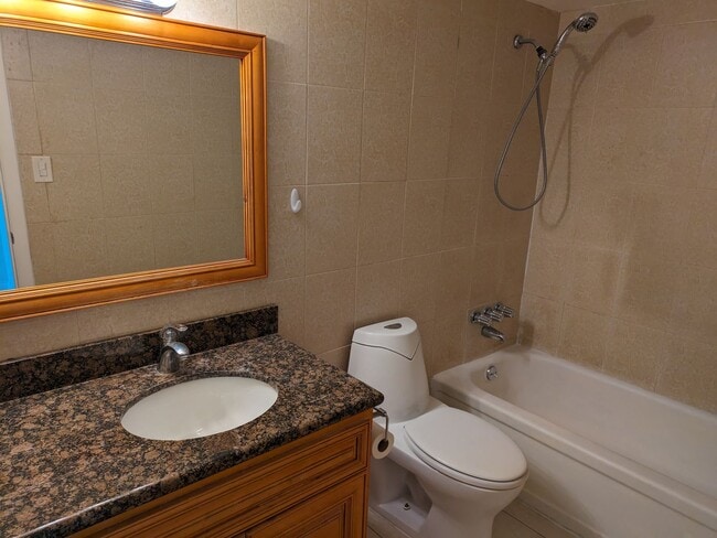 Building Photo - Ground Floor 2/1 **Water/Sewer Included**