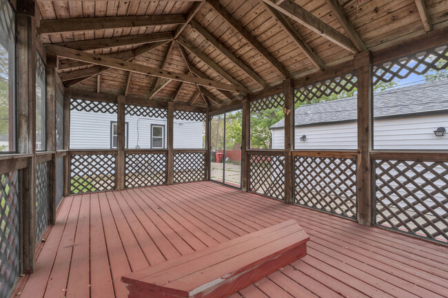 Building Photo - 18333 Beechwood St