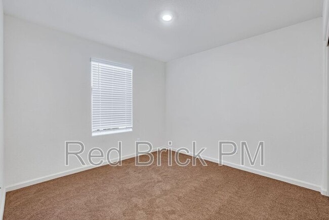 Building Photo - 393 Sullivan Dr