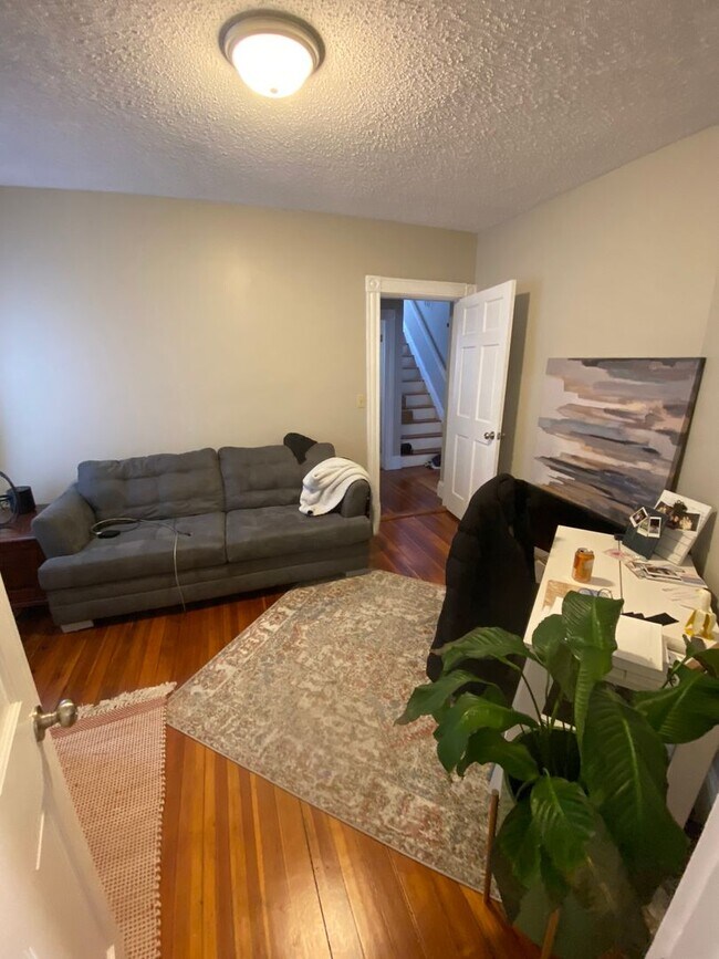 Building Photo - Huge 4 bed unit in Quincy