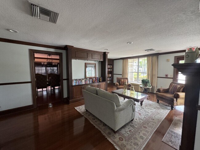 Building Photo - 110 SW Peacock Blvd