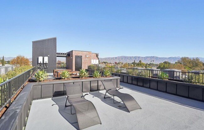 Building Photo - 10806 Blix St