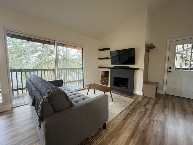 Building Photo - Newly Renovated 1Bd + 1Ba Condo in West Haven-Sylvan! No Stairs, Direct Access, Parking + Pool, S...