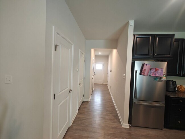 Building Photo - 3 bedroom townhome