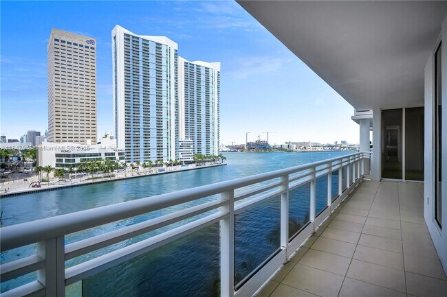 Building Photo - 901 Brickell Key Blvd