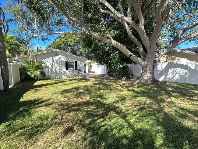Building Photo - Remodeled 3 bedroom 2 bath Home in NE St Pete