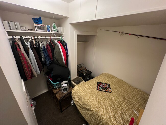 Building Photo - Studio apartment near WWU!
