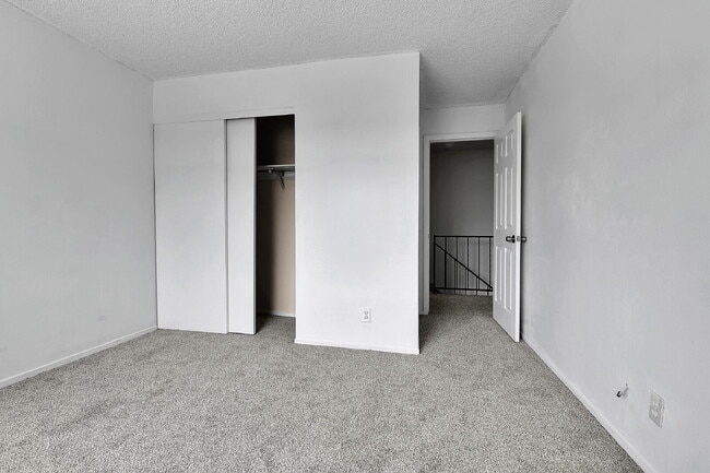 Building Photo - $1,550 - 2 Bed, 1 Bath Condo in Aurora with Central AC and in Unit Laundry!