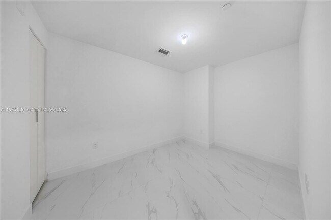 Building Photo - 700 NE 24th St