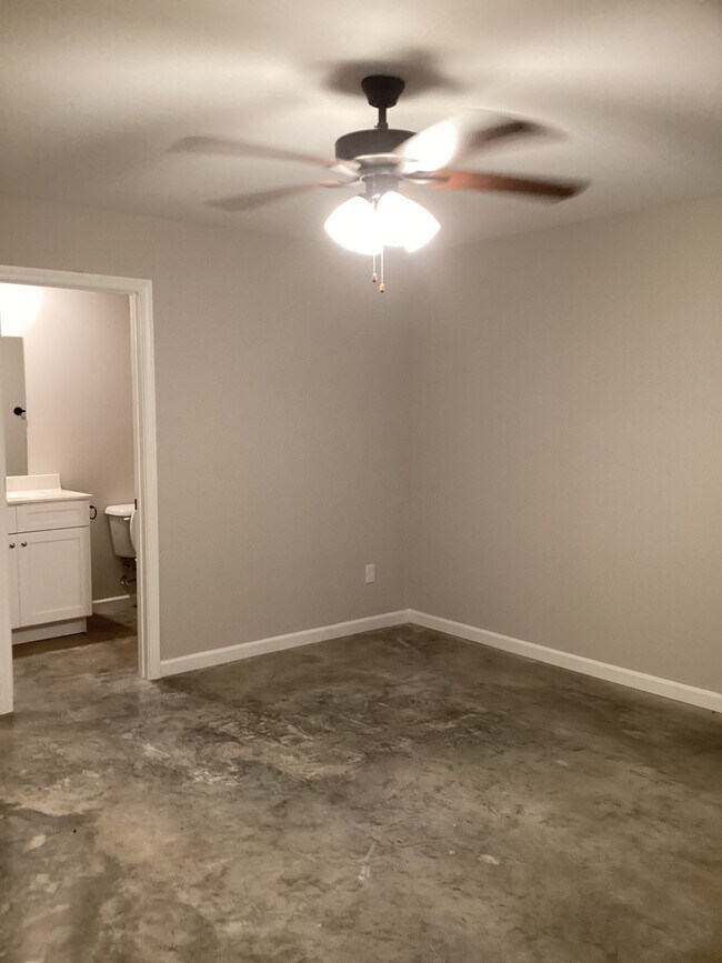 Building Photo - 4483 Sunny View Dr