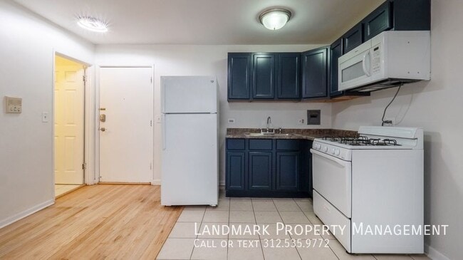 Building Photo - 2401 W Balmoral Ave