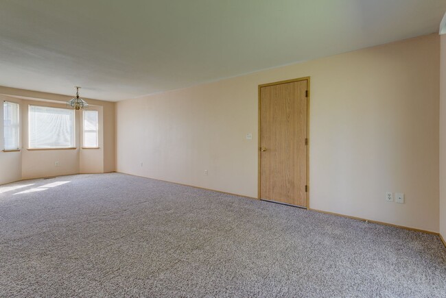 Building Photo - 3 Bed 2 Bath House with all new flooring!