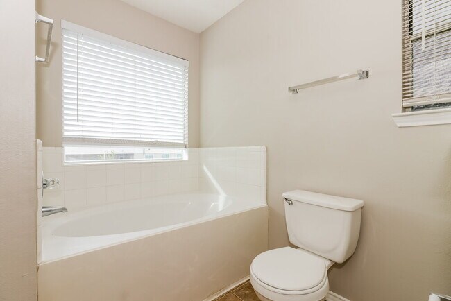 Building Photo - 3923 Rolling Springs Ln