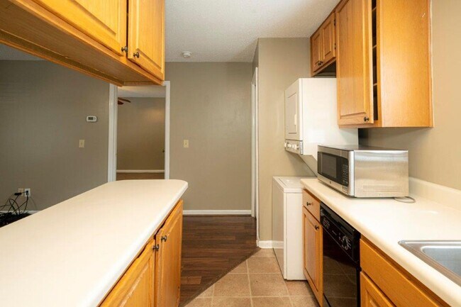 Building Photo - 211 W Longleaf Dr