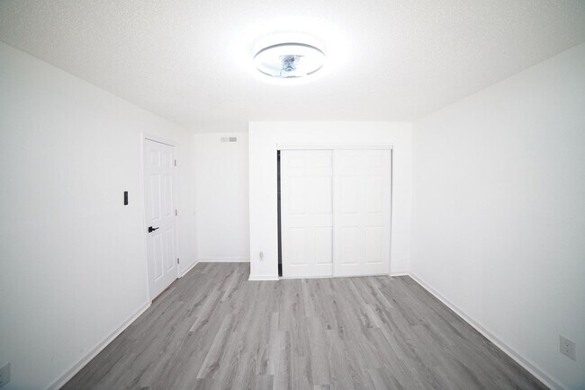 Building Photo - BEAUTIFULLY UPDATED 2 Bed / 1 Bath Condo o...