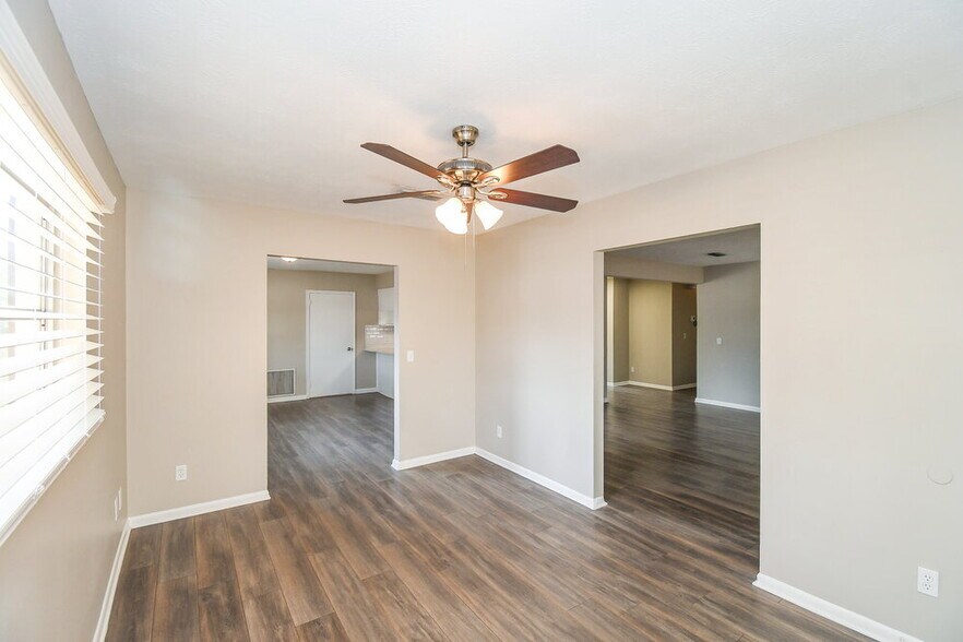 Building Photo - 5942 Jaguar Dr W