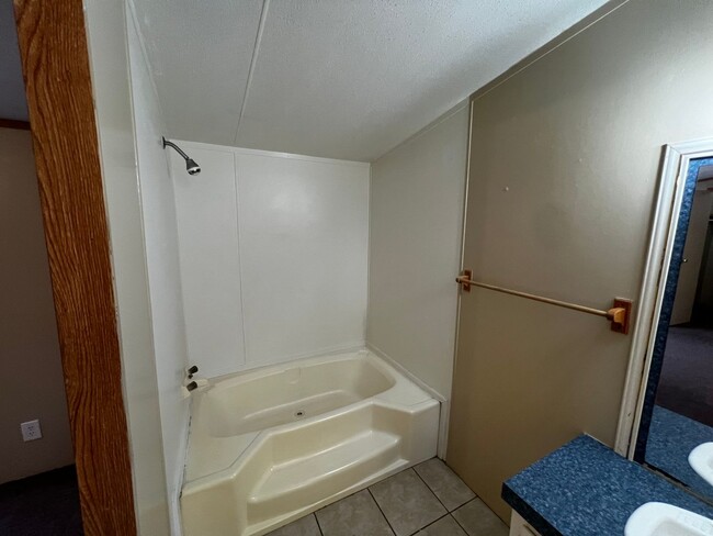 Building Photo - 3 Bedroom-2Bath located near CAFB