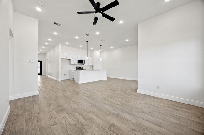 Building Photo - 202 Dover Dr