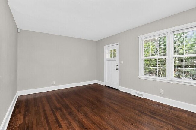 Building Photo - Charming 2BD/1BA Brick Duplex in NoDa!