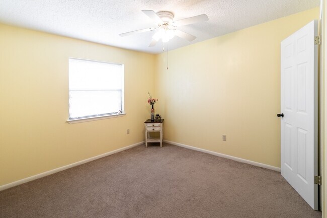 Building Photo - Charming 3 bedroom 2 bath home available soon!!