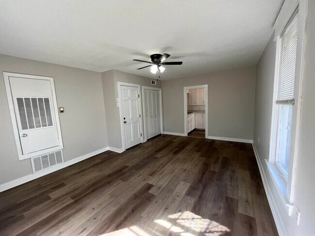 Building Photo - 1020 Kavanaugh Blvd