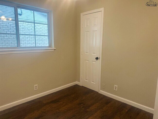 Building Photo - 5119 Parklane Dr