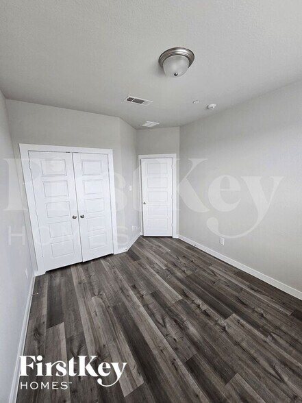 Building Photo - 381 N Centro Cir