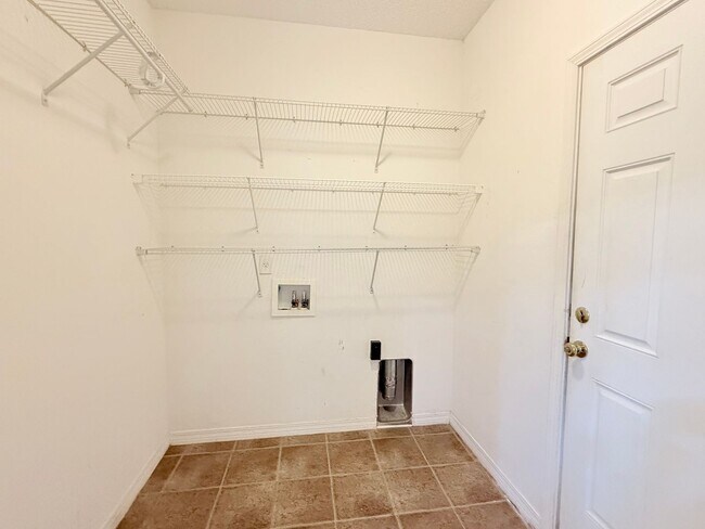 Building Photo - 4 Bed/2 Bath Home + Bonus Room
