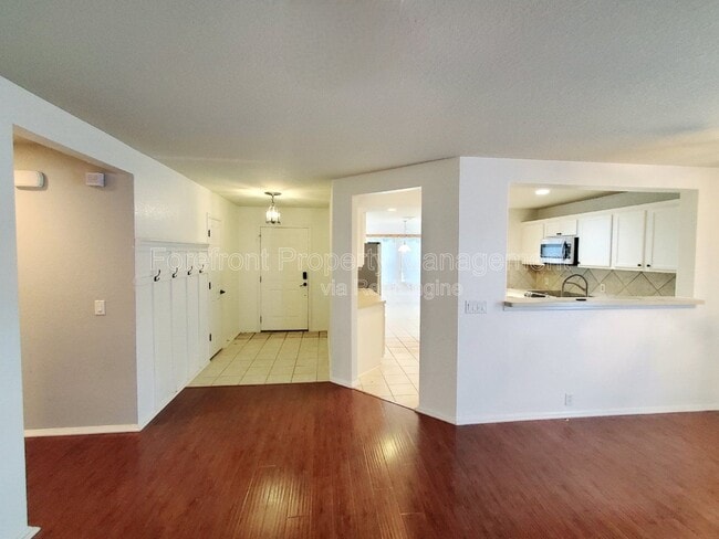 Building Photo - 555 Planters Pass