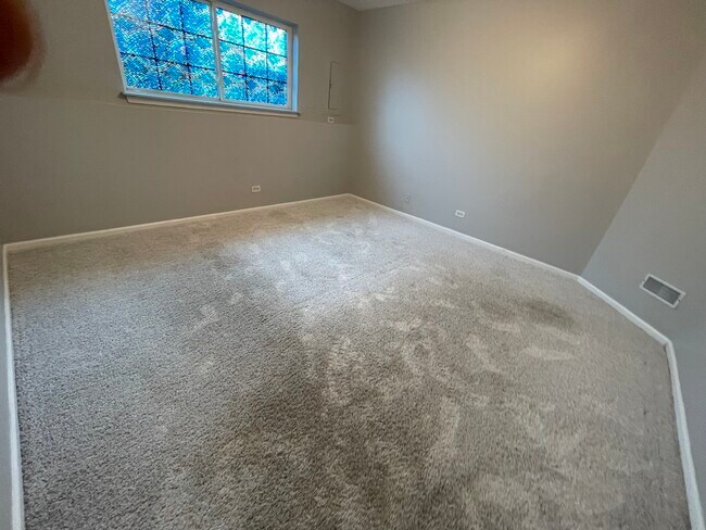 Building Photo - 1624 Fieldstone Dr N