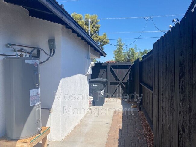 Building Photo - 257 E Oakland St