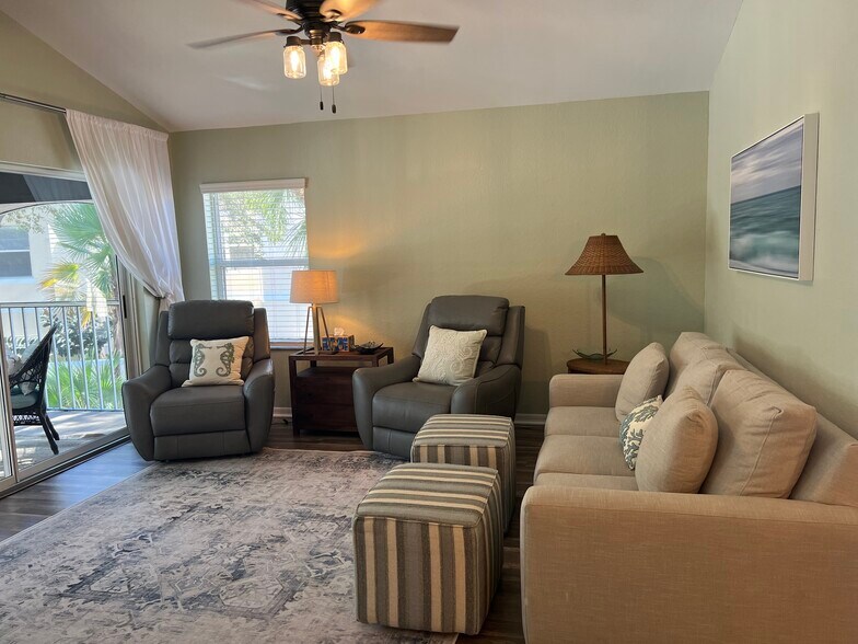 Den - 1096 Woodshire Ln