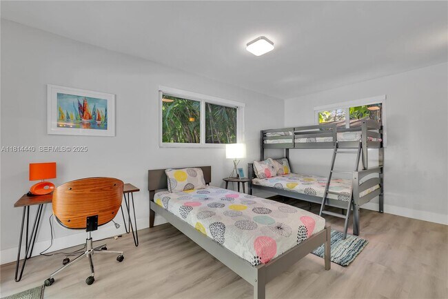 Building Photo - 204 SW 19th Ave