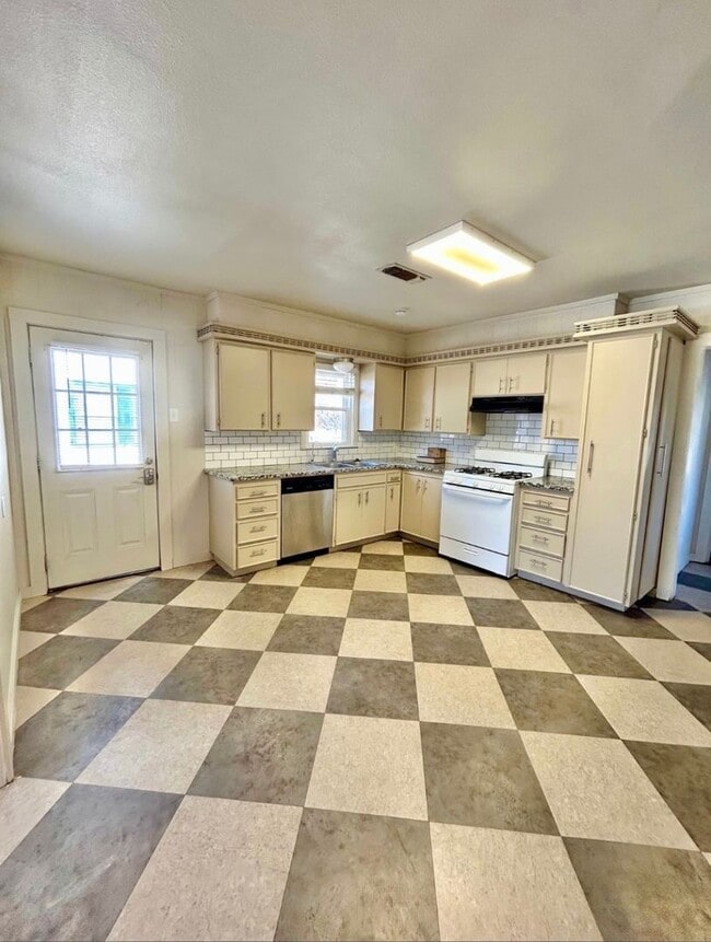 Building Photo - 3 bed 1 bath now available in the heart of Lubbock