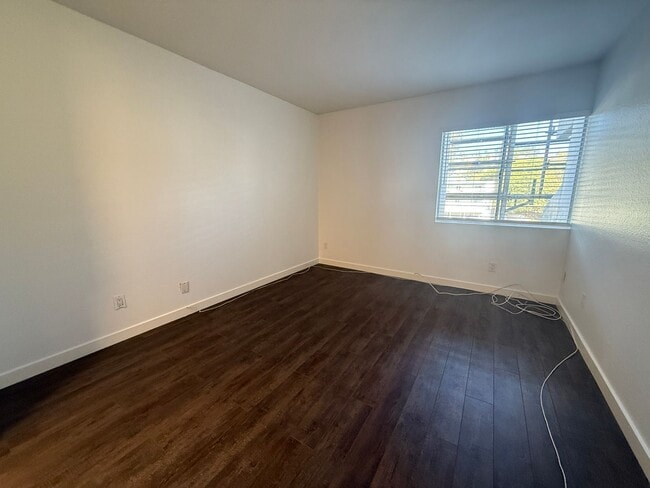 Building Photo - **$300 OFF FIRST MONTHS RENT** Renovated S...